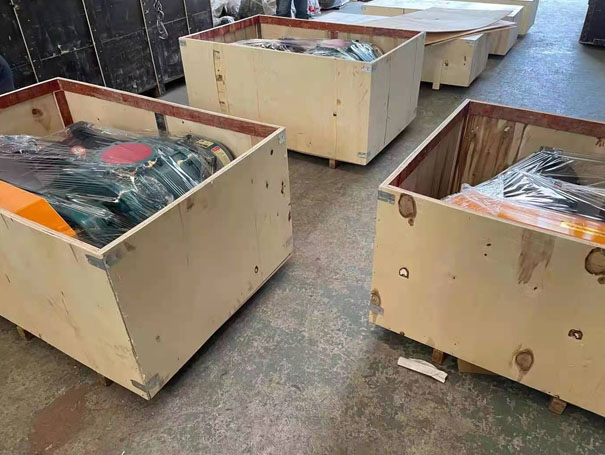 羅茨鼓風機打包 開工啦!發往佛山XQSSR150羅茨鼓風機 30KW4臺(圖1)